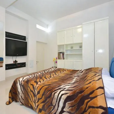 فيلة Relaxing With Swimming Pool, Jacuzzi And Entertainment Equipment بودغورا