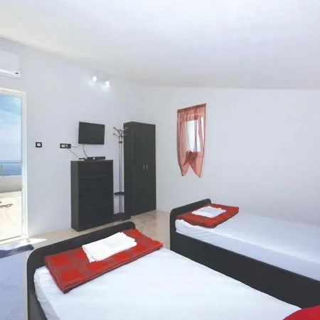 Relaxing With Swimming Pool, Jacuzzi And Entertainment Equipment *