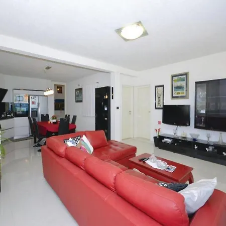 Relaxing With Swimming Pool, Jacuzzi And Entertainment Equipment فيلة