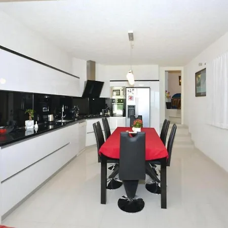 Relaxing With Swimming Pool, Jacuzzi And Entertainment Equipment *