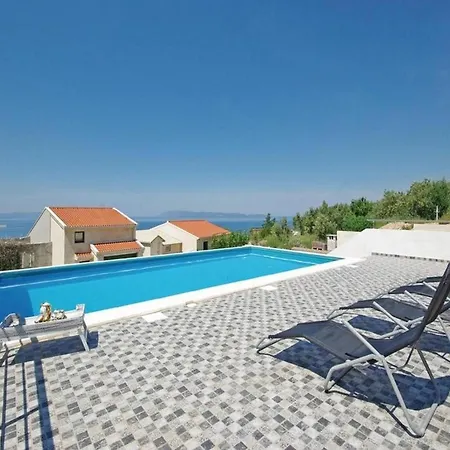 Relaxing With Swimming Pool, Jacuzzi And Entertainment Equipment *